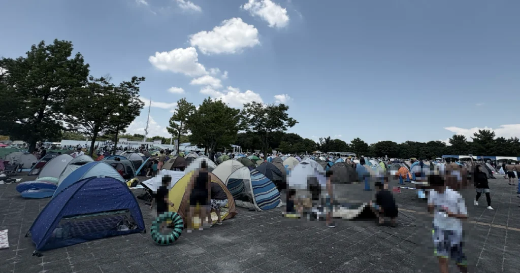 お昼過ぎの川越水上公園プール 通路までテントでびっしり