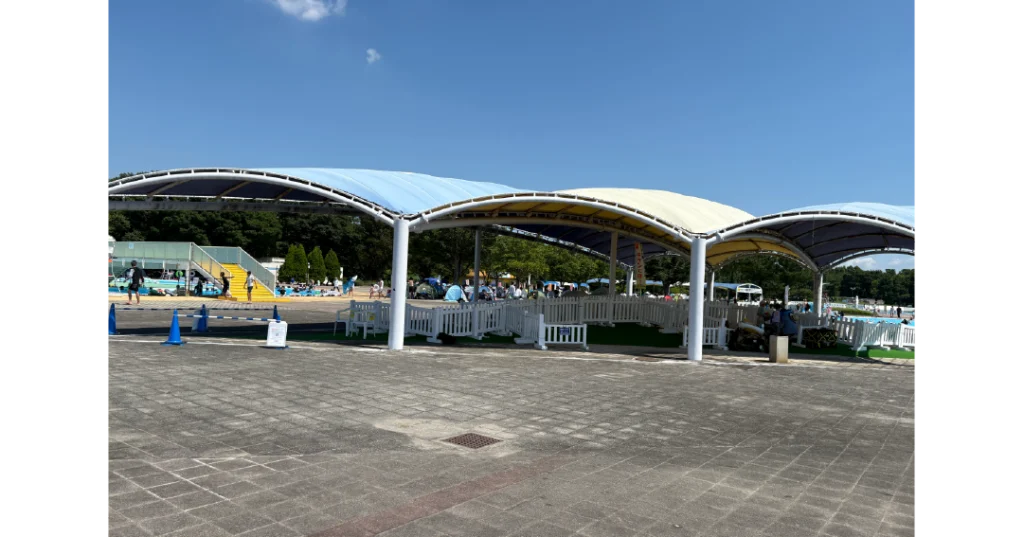 川越水上公園プール 有料席の中央テント