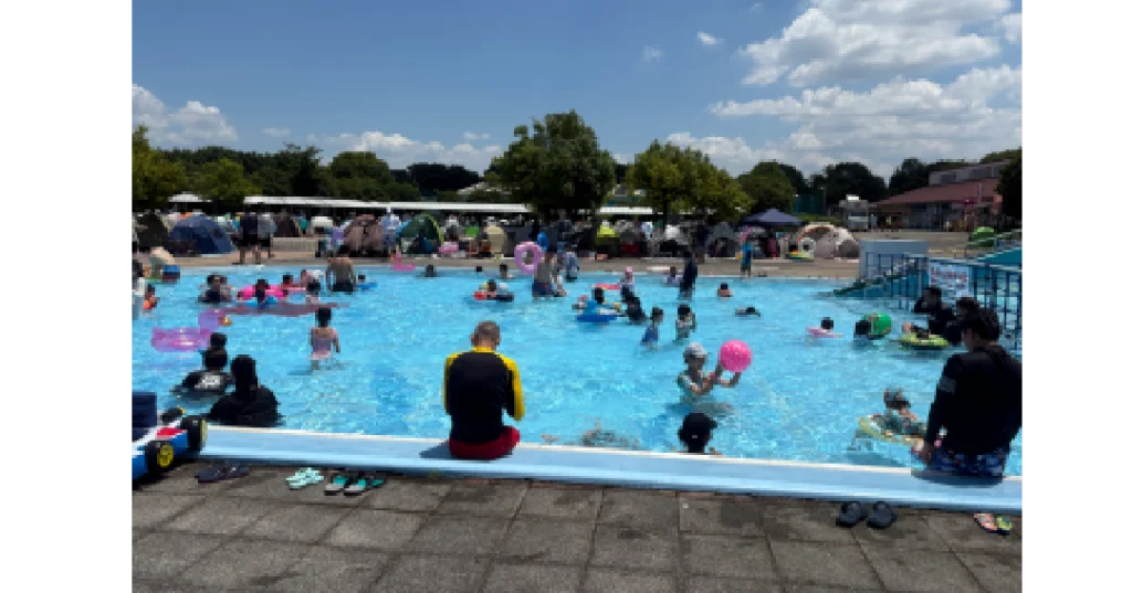川越水上公園プール 着水プールで遊ぶ様子