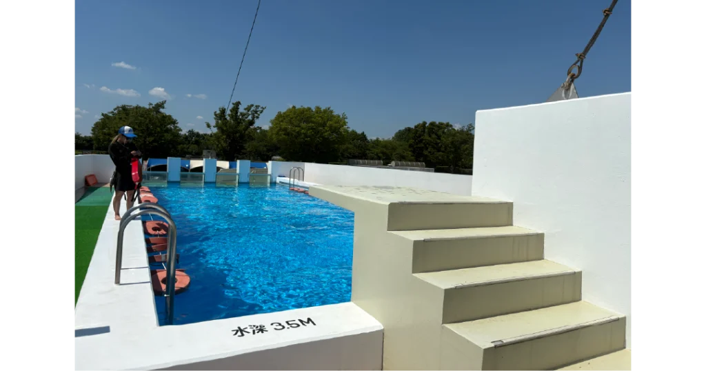 川越水上公園プール 流れるプール内の飛び込み船