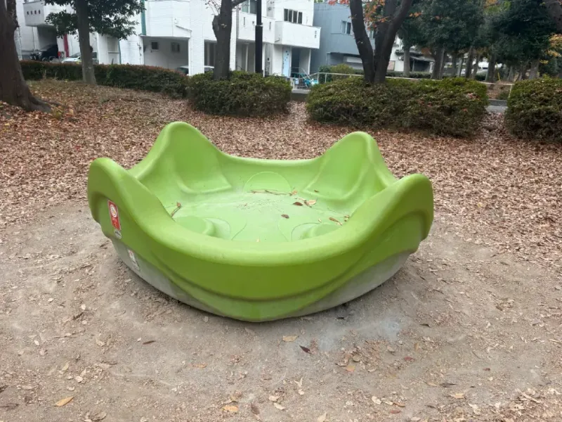 与野公園 南園の回転遊具オムニスピナー